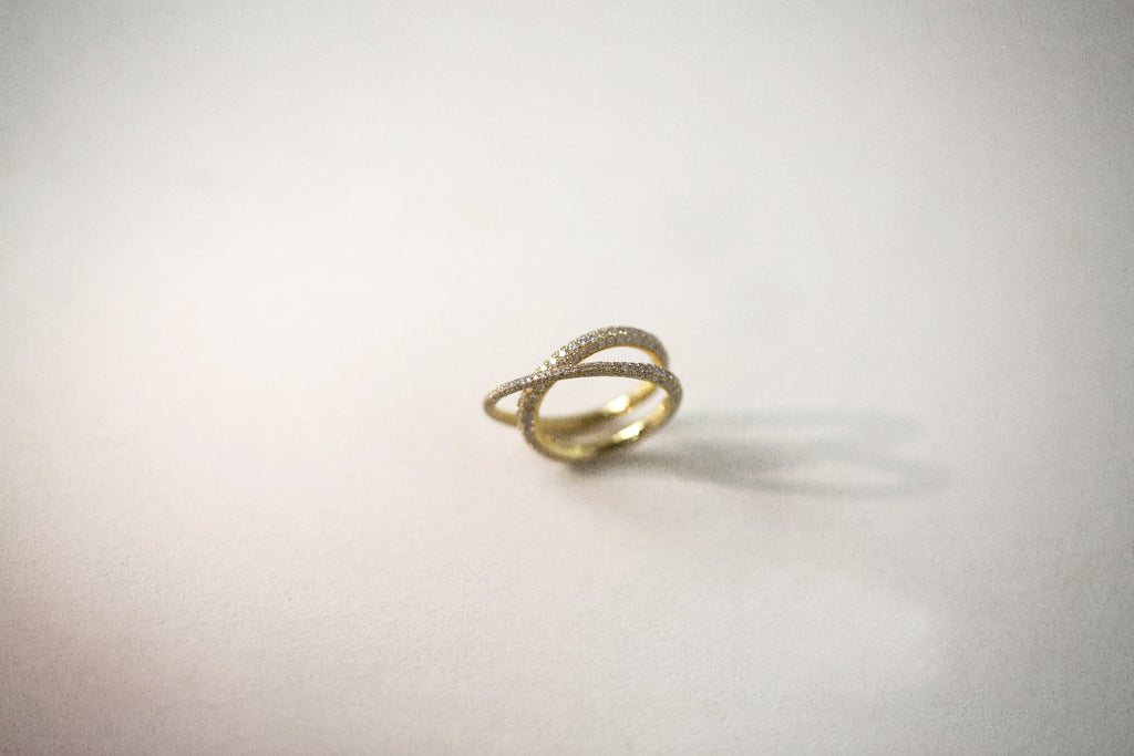 Micropavé Crossover Helix Ring