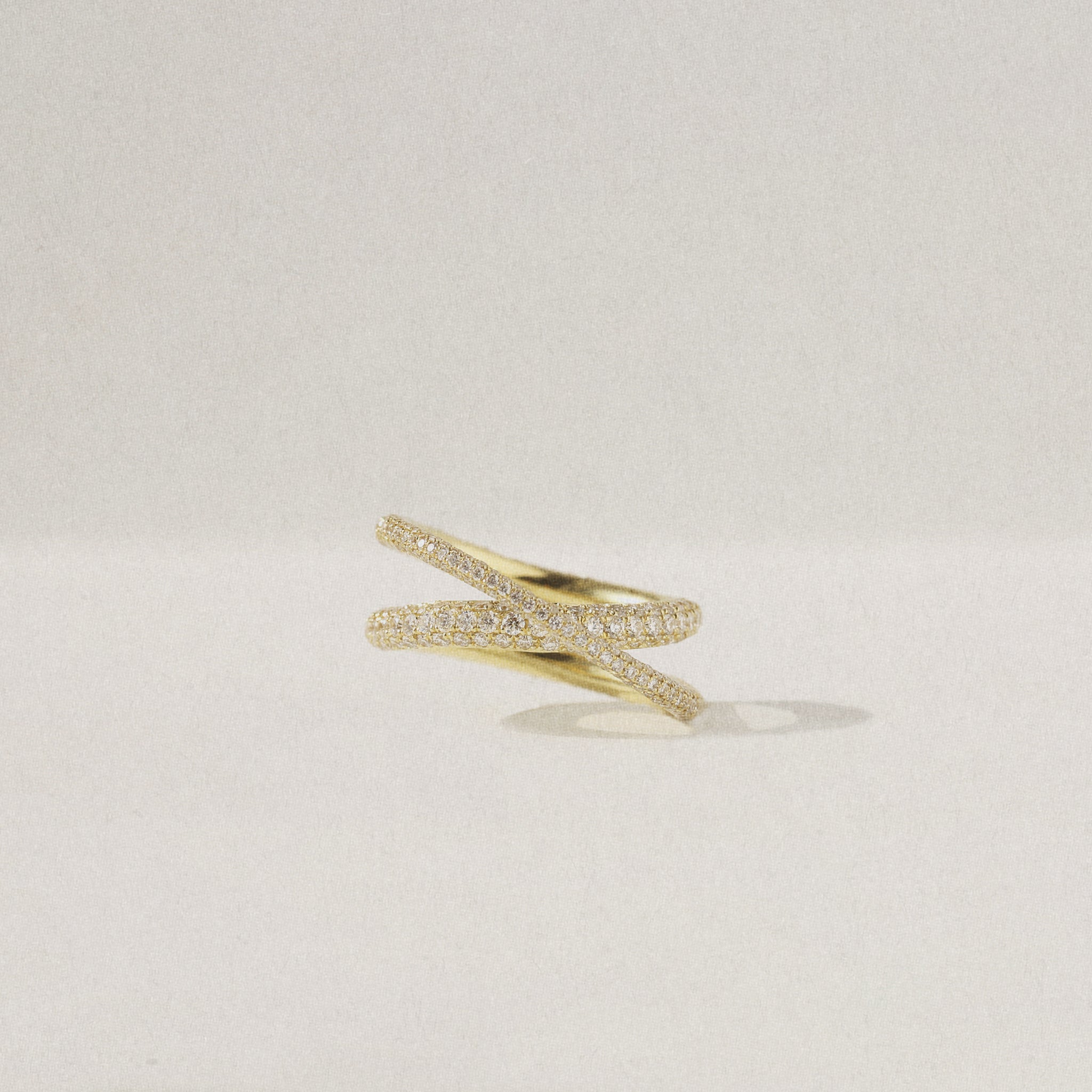 Micropavé Crossover Helix Ring