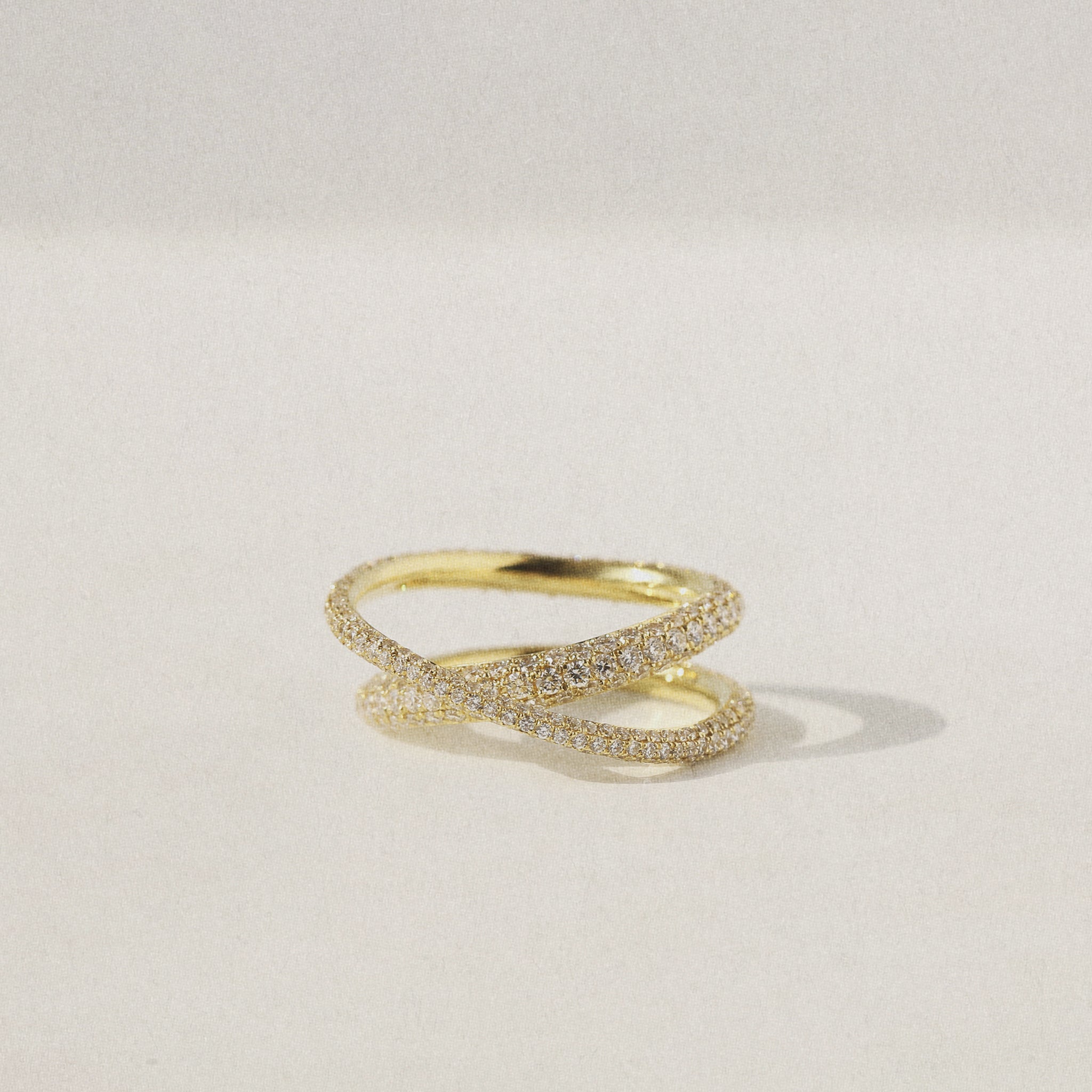Micropavé Crossover Helix Ring